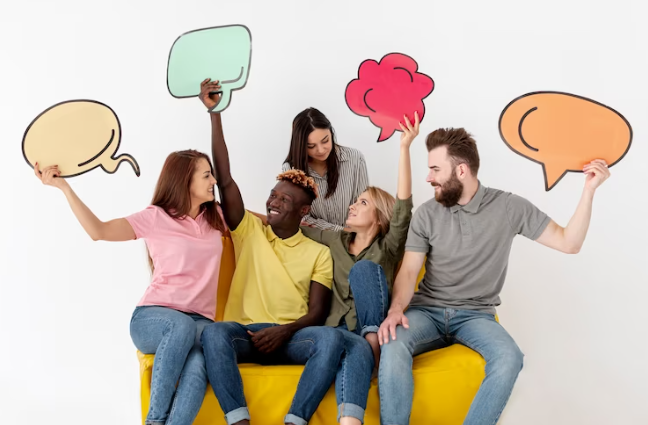 Pessoas de diferentes etnias mostrando sua opinião para tratar de liderança coletiva