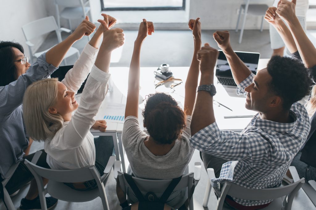 Sua empresa necessita de um empurrãozinho para engajar a equipe? Então, você precisa saber o que é team building agora mesmo; leia o artigo!
