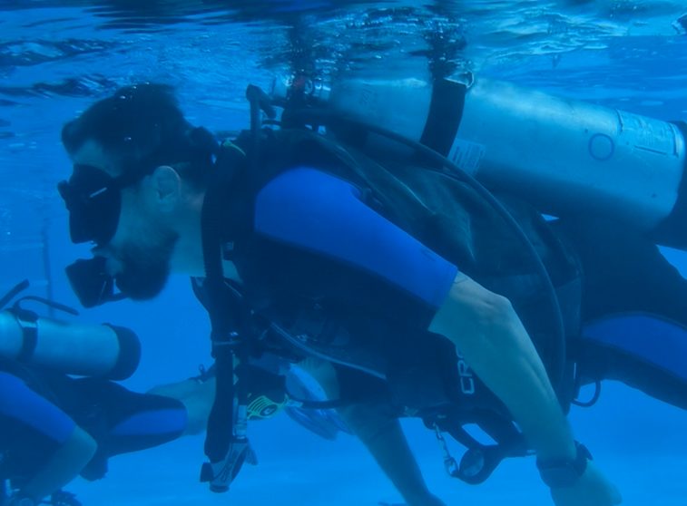 Participante submerso durante o Deep Dive Leadership