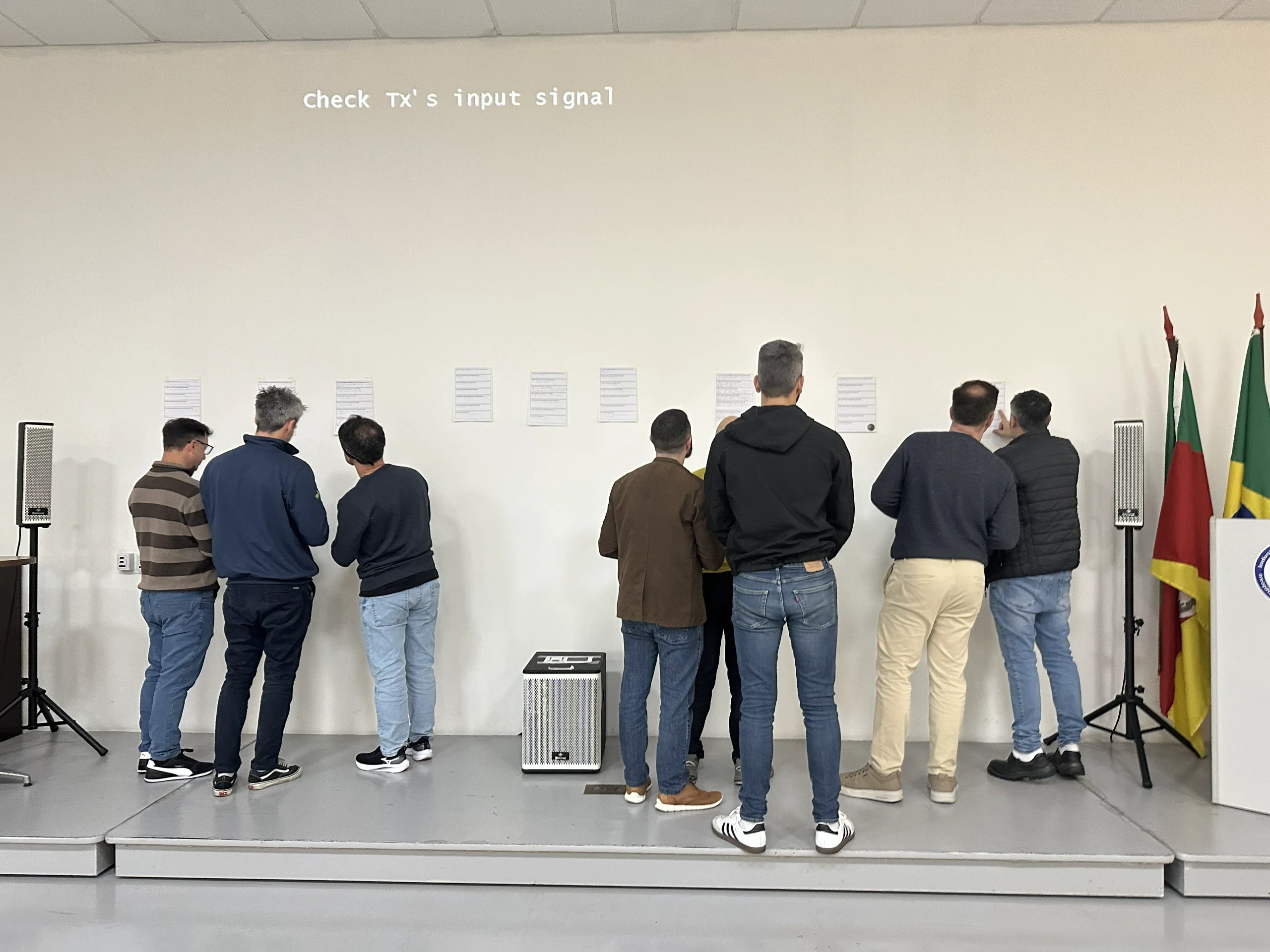 Mural de envelopes e participantes trocando bilhetes e sorrindo