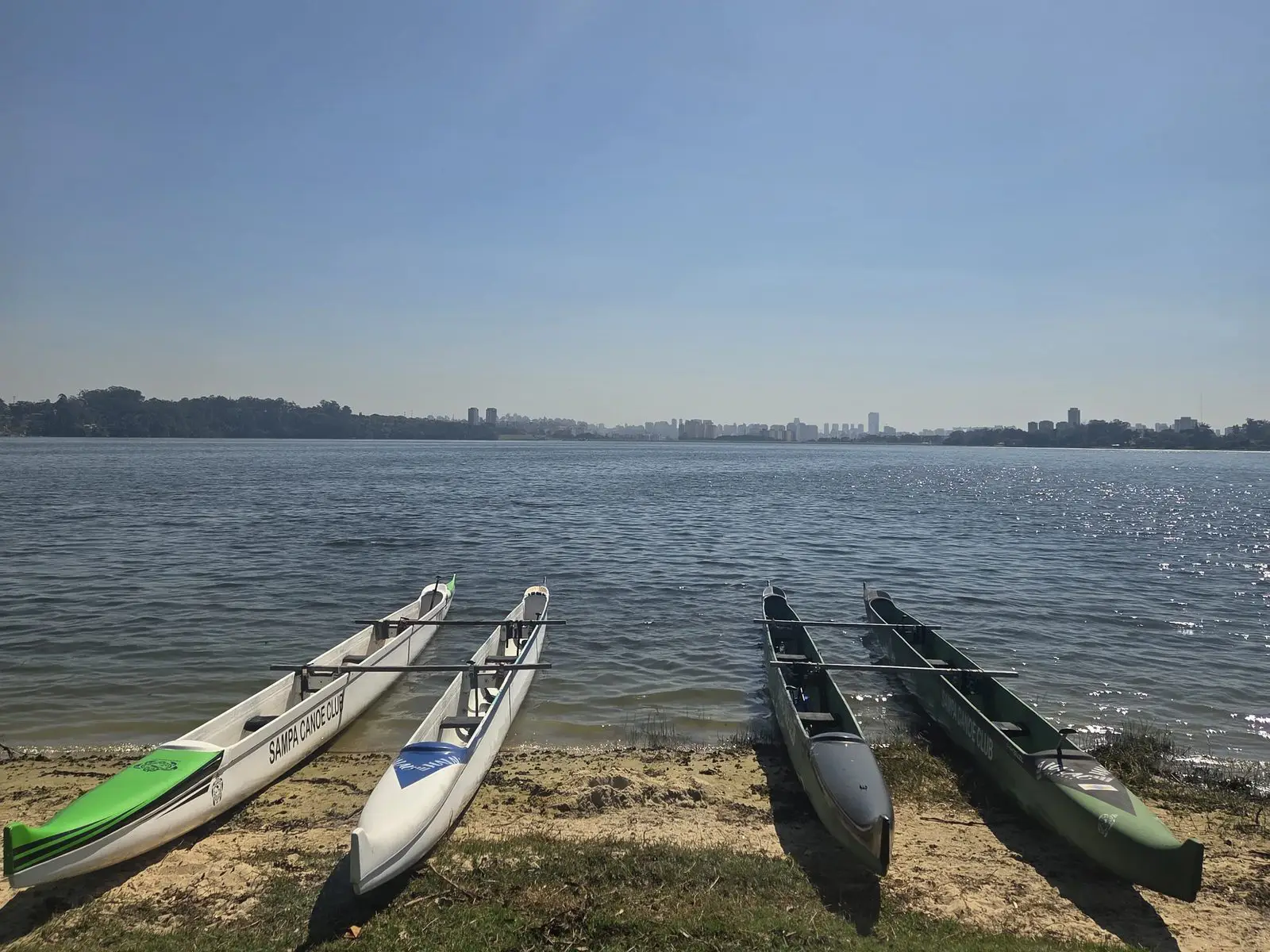 Canoas havaianas na margem da Represa de Guarapiranga, em São Paulo, antes da remada