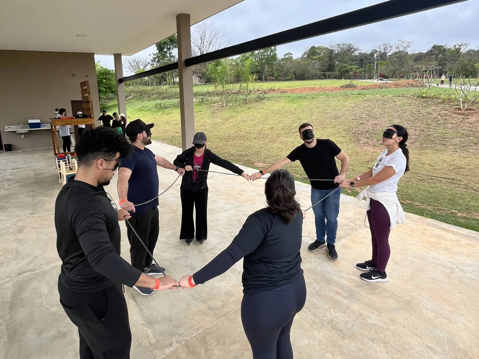 Participantes vendados formando uma figura com a corda no desafio Desenhos geométricos